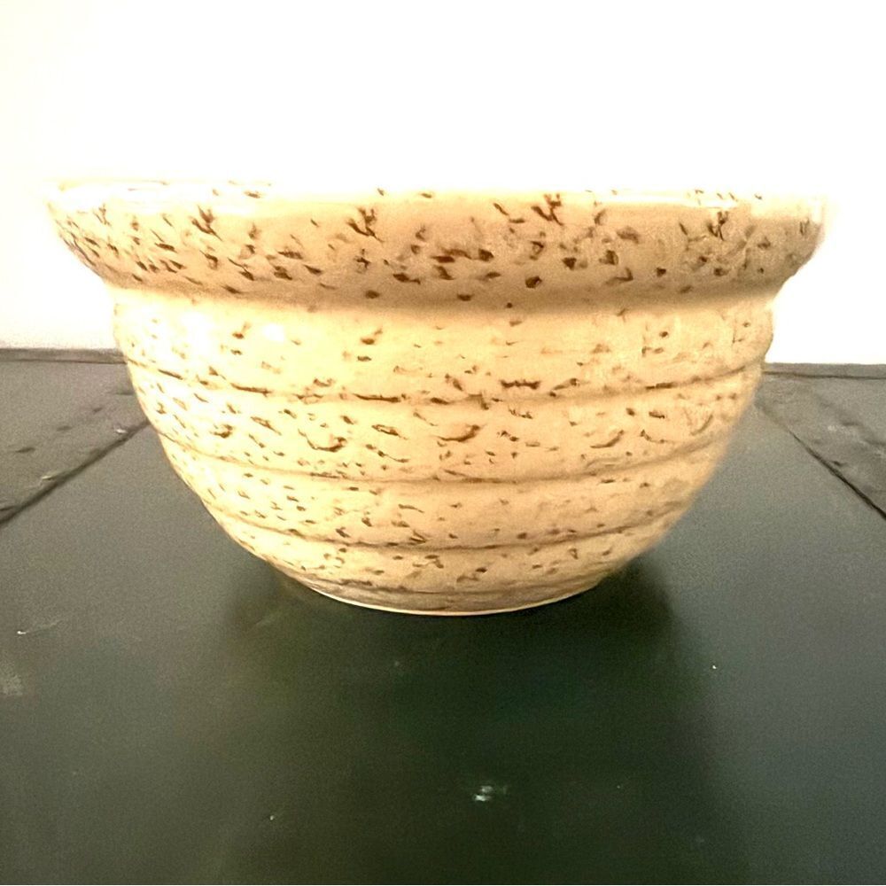 Vtg Monmouth Pottery, Beehive 8 Inch Bowl, Stamped Leaf On Bottom USA Red Sponge
